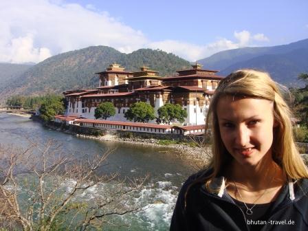 susanne huber vor dem punakha dzong